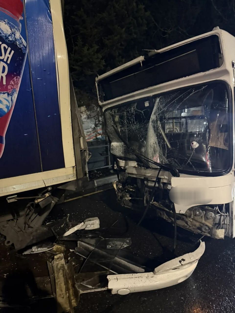 В Сочи рейсовый автобус врезался в припаркованную фуру