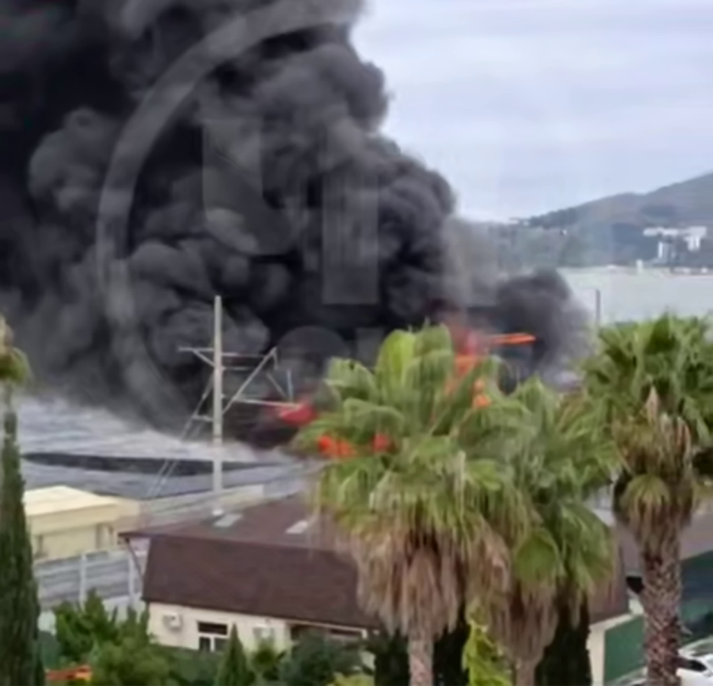 Крупный пожар в Сочи: горит склад в Адлере