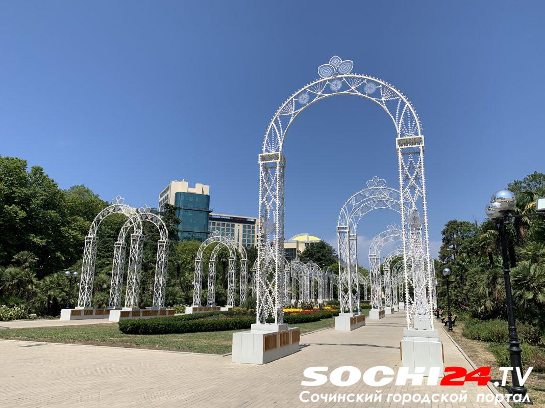 Суд обязал «Сочисвет» демонтировать световые арки у музея в Сочи