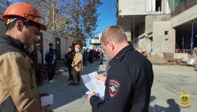 18 человек доставлены в отдел после миграционной проверки на стройплощадке в Сочи