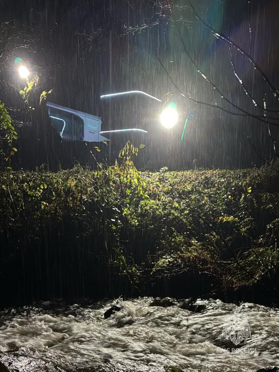 Потерялась в темноте: спасатели МЧС нашли туристку в горах Сочи