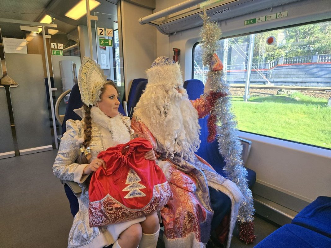 В Сочи транспорт работает по-новогоднему: поздравления в пути и ночные рейсы