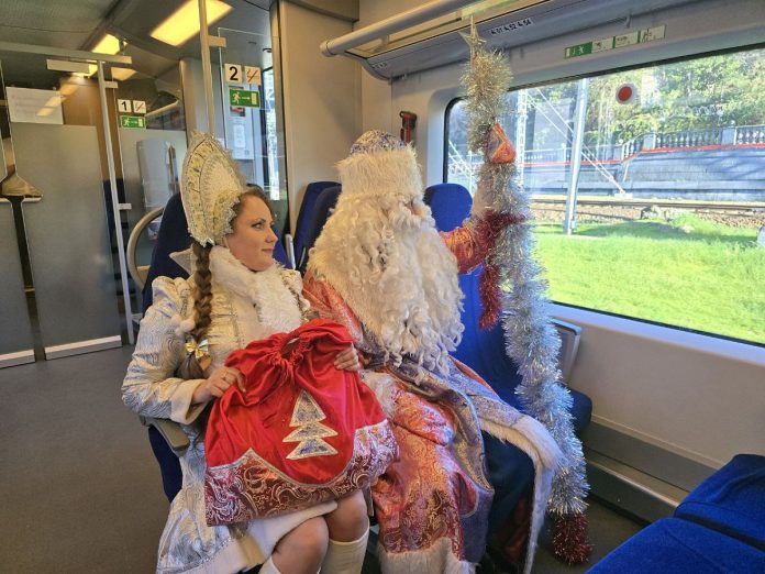 В Сочи транспорт работает по-новогоднему: поздравления в пути и ночные рейсы