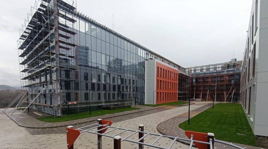 Сочи ускоряет строительство школы на Северной Бытхе
