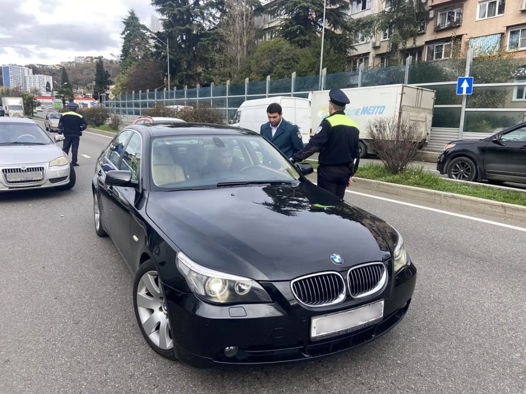 Двое водителей Сочи тут же оплатили долги после проверке системой «Дорожный пристав»