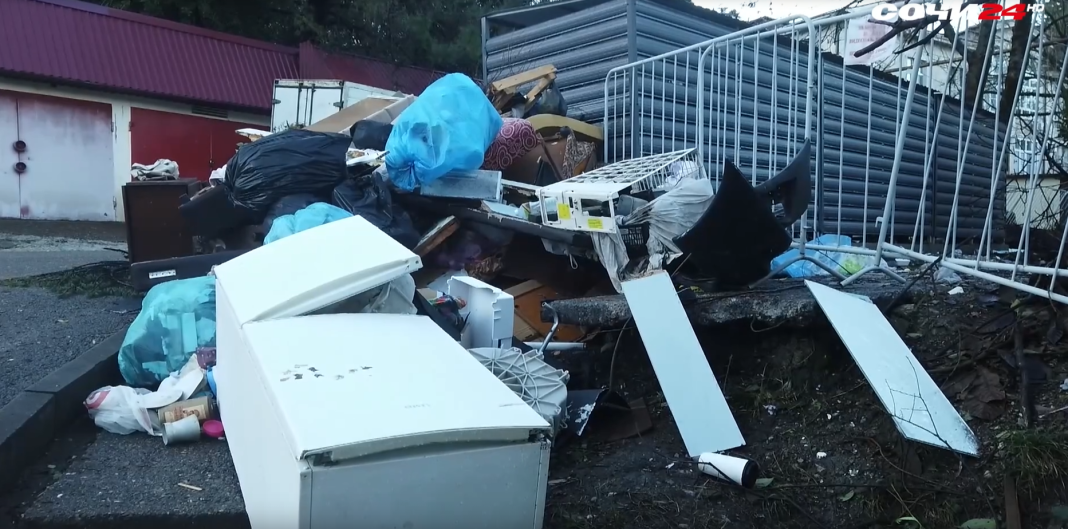 «Лодочки» переполнены: в Сочи горы старой мебели неделями лежат у контейнеров