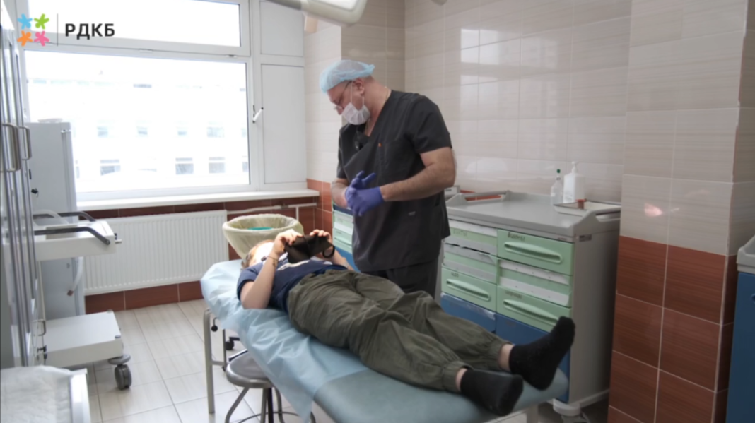 Маленькому сочинцу, лицо которого разорвали хаски, провели новую операцию