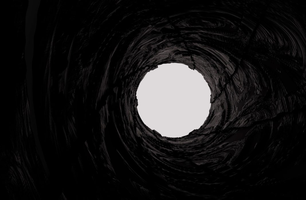 В Краснодаре возбудили дело после падения школьницы в открытый люк