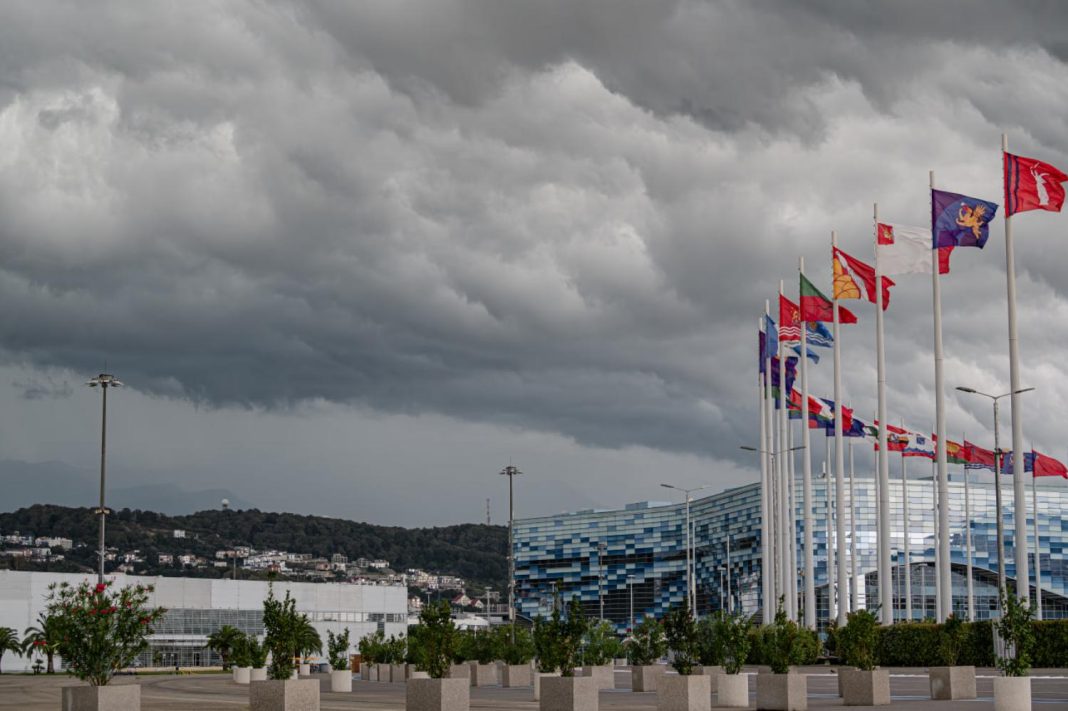 Непогода не отпускает: дожди, ветер и риск лавин сохраняются на курортах Сочи и Сириус