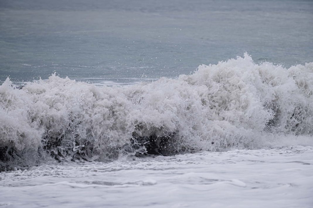 На побережье Сочи и Сириуса прогнозируется шторм