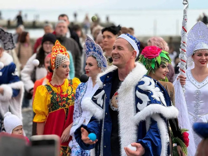 В Сочи состоялся морской заплыв Дедов Морозов, приуроченный к Рождеству