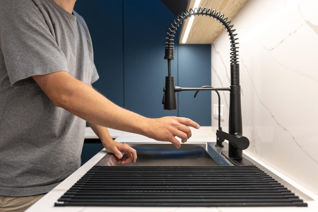 В Лазаревском районе Сочи устраняют три аварии на водопроводе: какие улицы затронуло