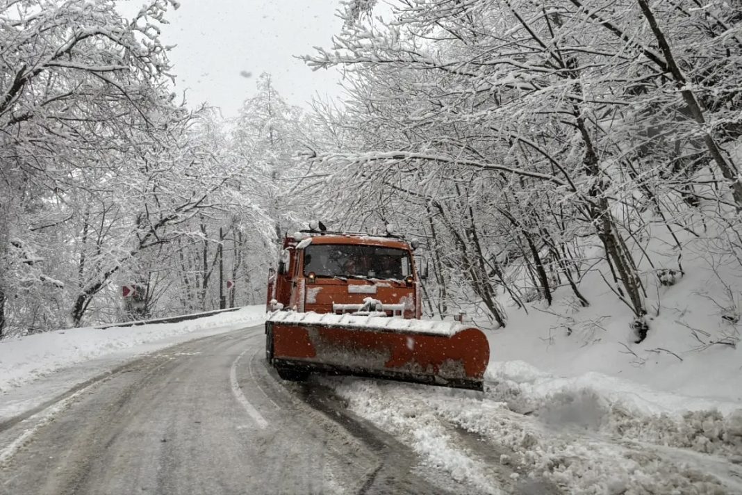 330 человек и 160 единиц техники задействованы в уборке снега в Сочи