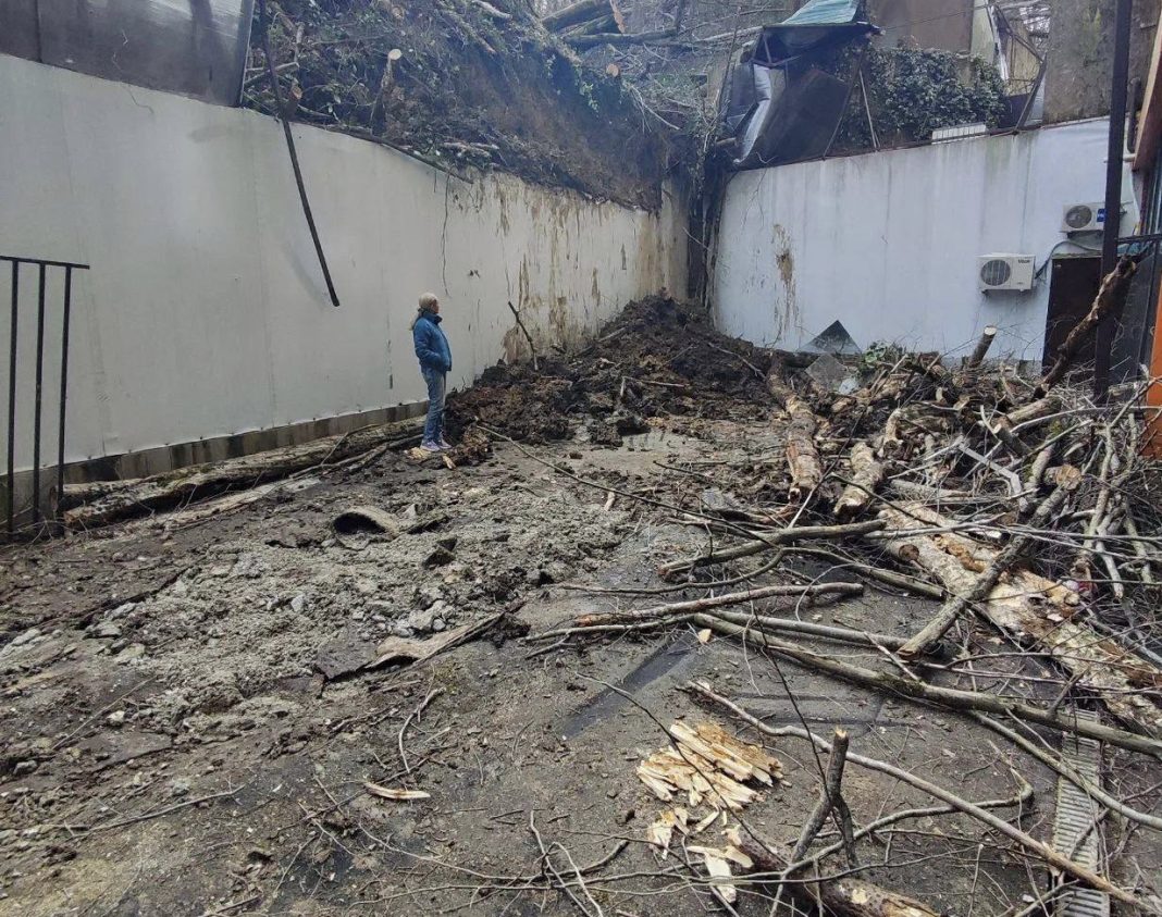 В Адлере рядом с жилым домом вновь сошел оползень