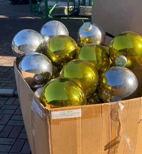 Сочи прощается с праздником: начался демонтаж новогодних елок