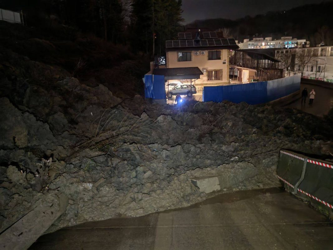 Сочинцы сообщили об оползне, который повторно сошел в районе ЖК «Министерские озёра»