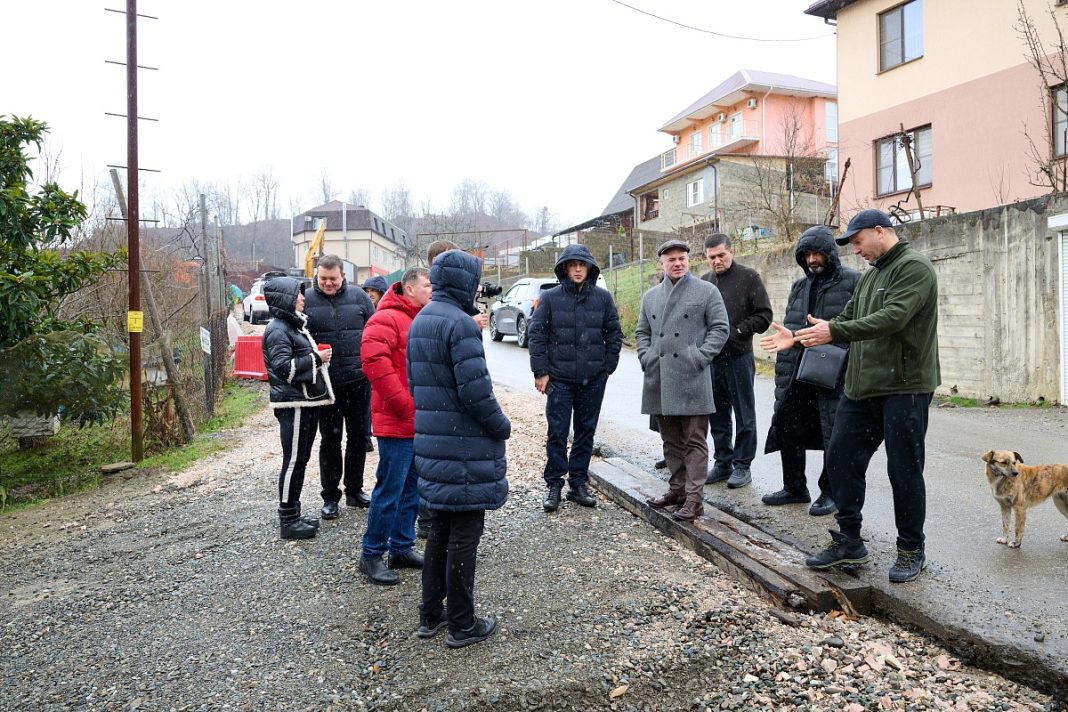 Последствия стройки коммуникаций: в Сочи чинят размытый подъезд к Верхнениколаевскому