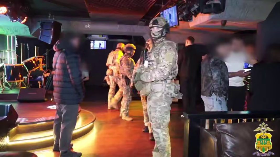 Десять подростков задержали в клубах и кальянных Сочи в ходе ночного рейда