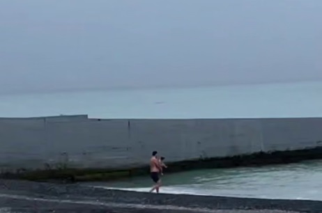 Полиция Сочи ищет мужчину, который силой окунал раздетых детей в ледяное море