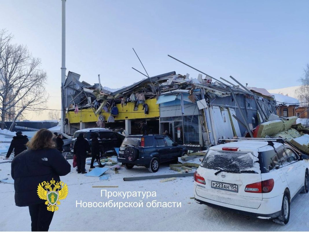 Крыша торгового центра обрушилась на людей в Новосибирске: что известно к этой минуте