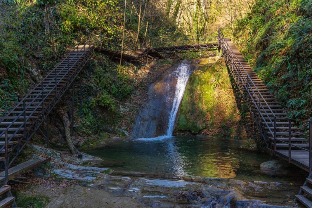 В Сочи завершили восстановление экотропы «33 водопада»
