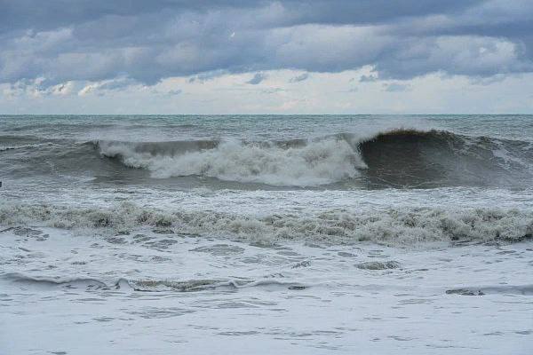 МЧС предупреждает: Сочи и Сириус ждут штормовой ветер и волны 8 января