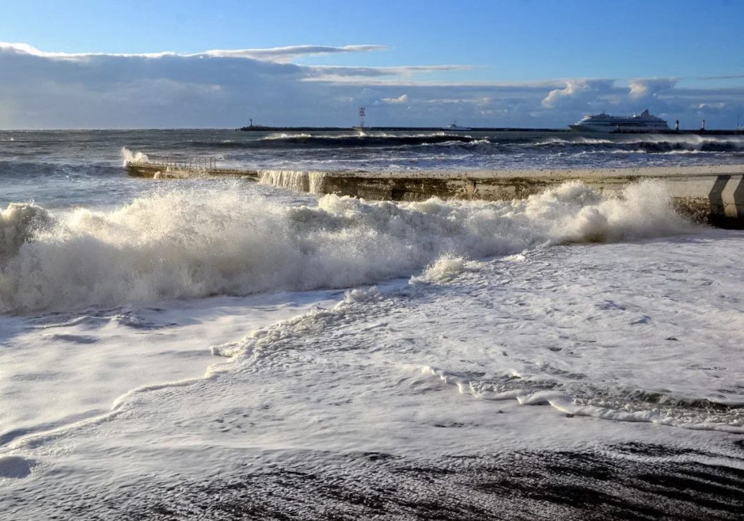 Волны до 2,5 метров и ветер 22 м/с: Сочи и Сириус ждет шторм до пяти баллов 11 января