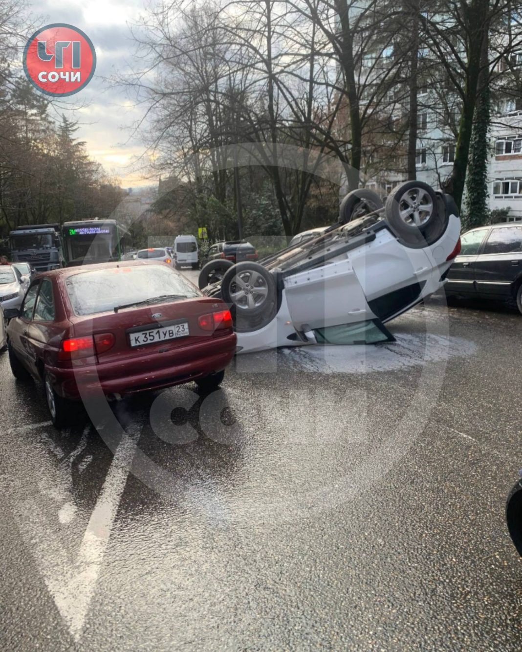 ДТП в Сочи: на улице Макаренко перевернулся автомобиль