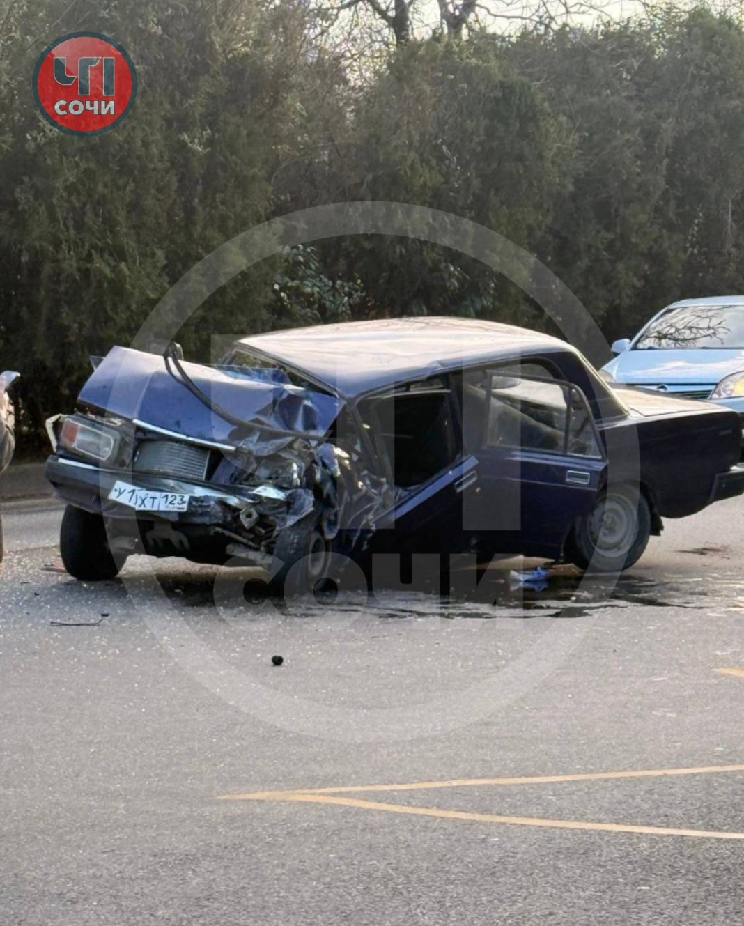 ДТП в Сочи: легковушка «встретилась» с автобусом на Чайковского