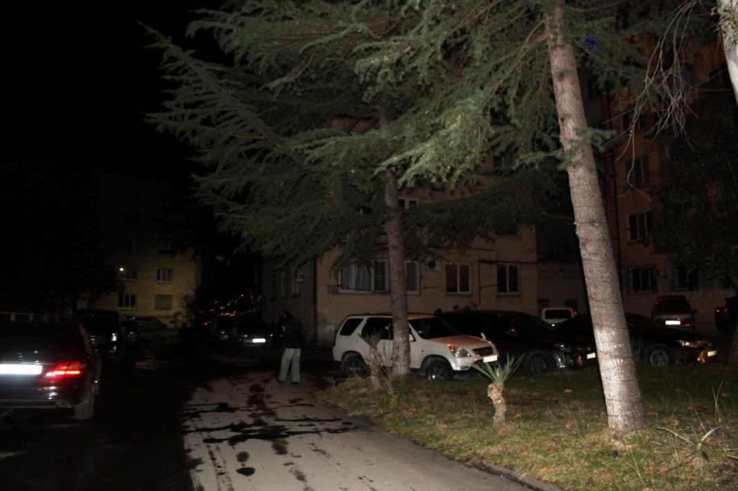 Четыре выстрела в ночи: в столице Абхазии ранён местный житель