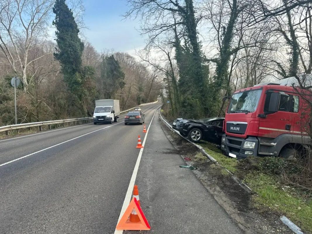 Самопроизвольный откат грузовика вызвал аварию в Сочи, пострадала женщина-водитель