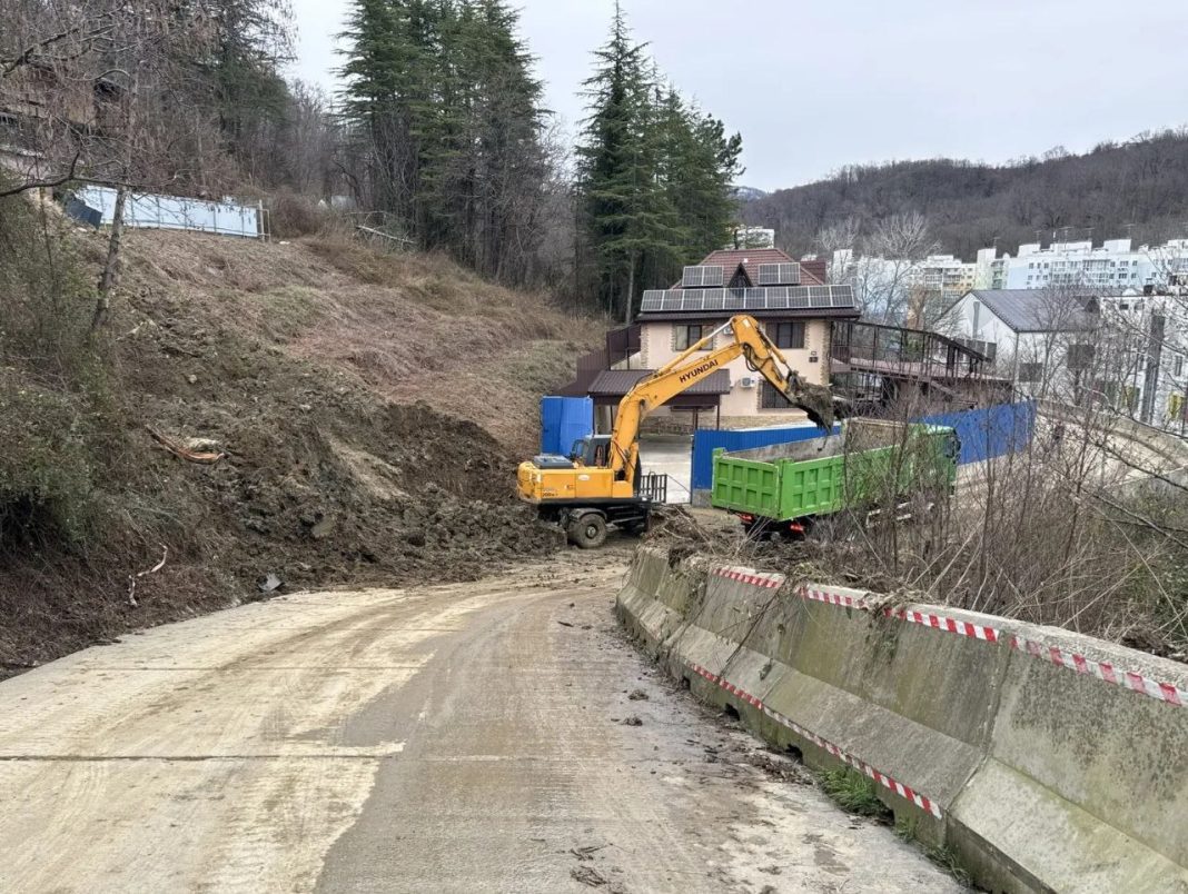 Движение после оползня на Тепличной восстановлено, работы на месте ЧП продолжаются
