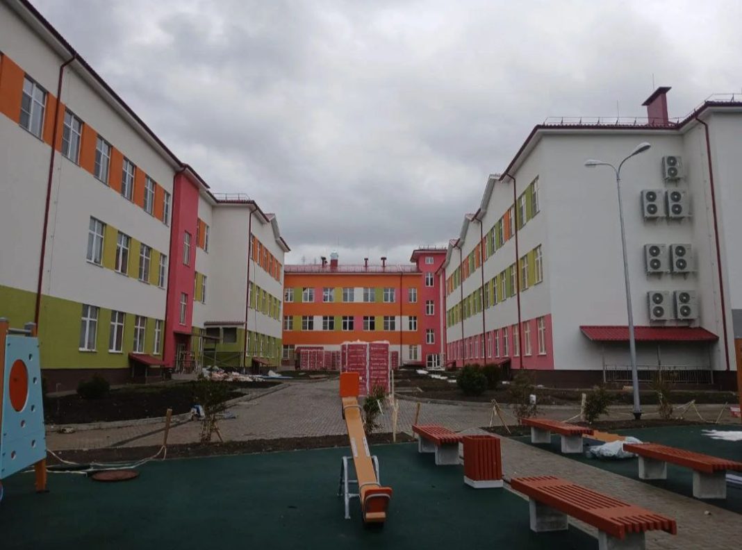 Второй этап строительства школы в Лазаревском районе Сочи вышел на финальную стадию