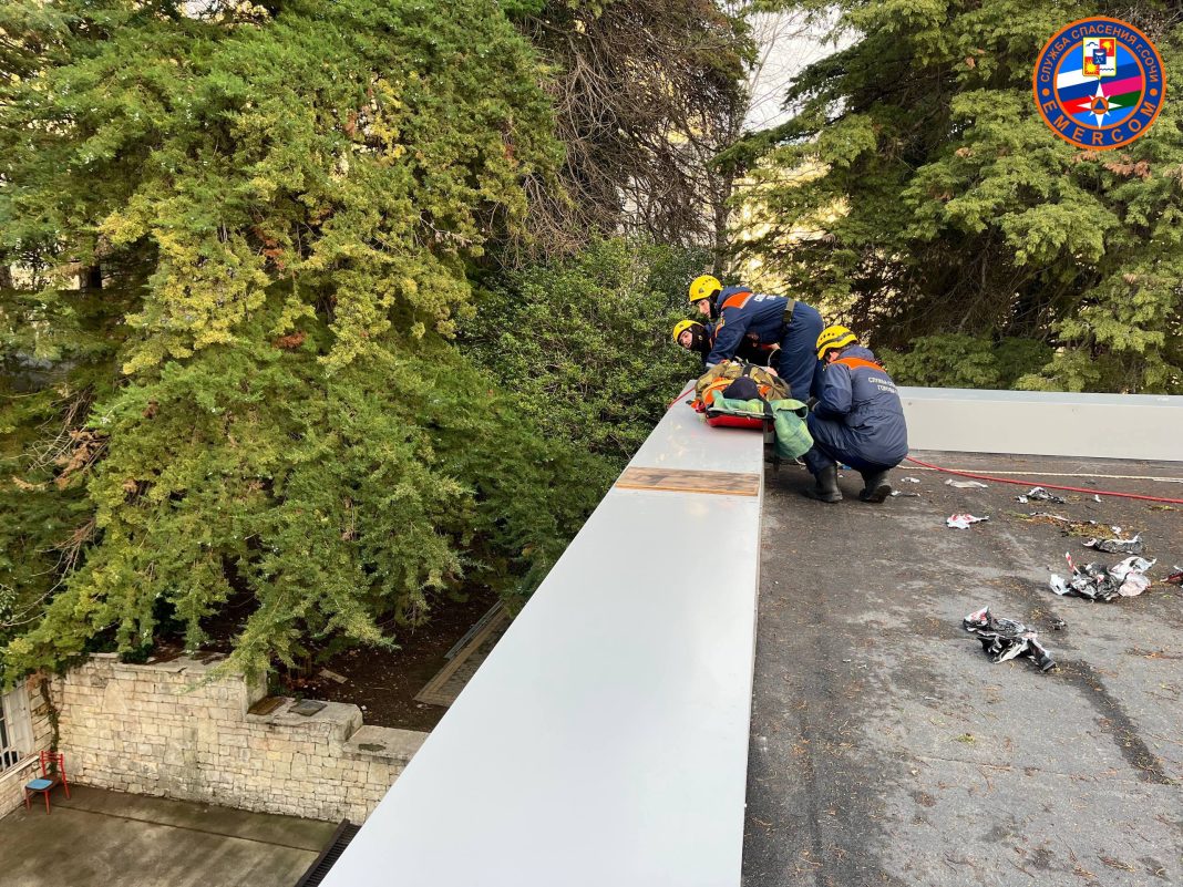 В Сочи мужчина упал с лестницы на крышу, повредив ногу