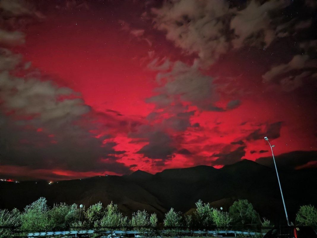 Небо стало алым: в Сочи запечатлели одно из ярчайших полярных сияний за пару десятилетий