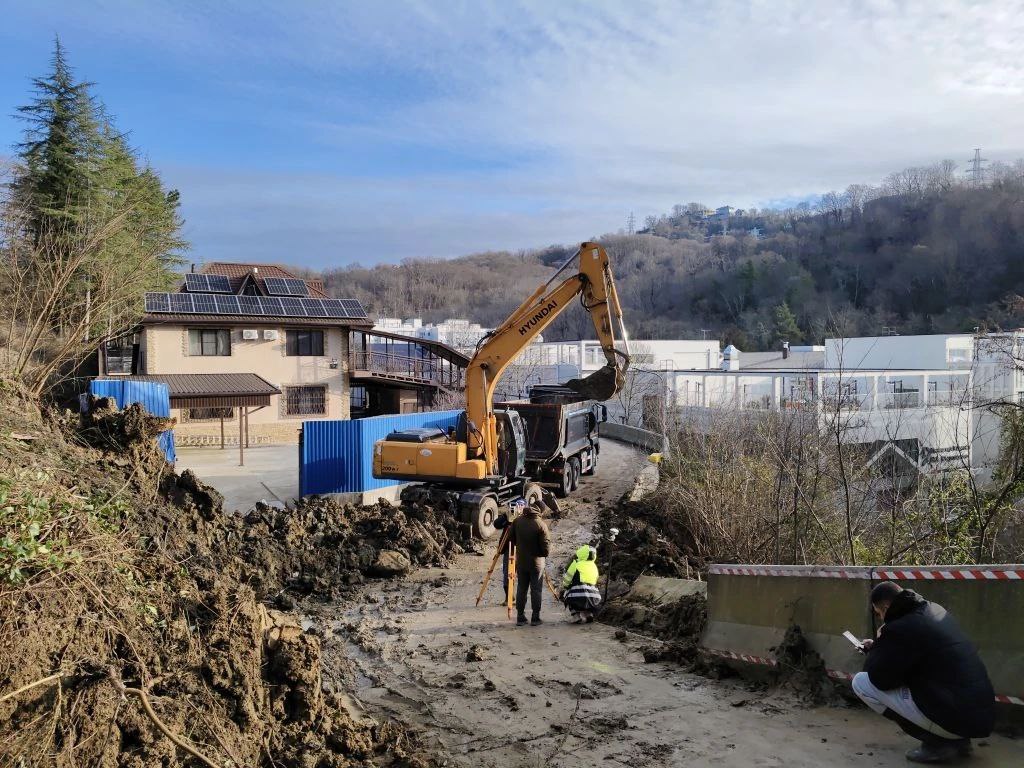 В Сочи продолжается ликвидация оползня на улице Тепличной