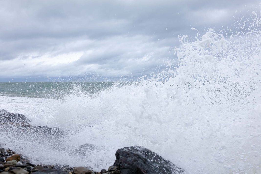 Погода в Сочи 9 и 10 января: на курорте ожидаются шторм, ветер и гололед