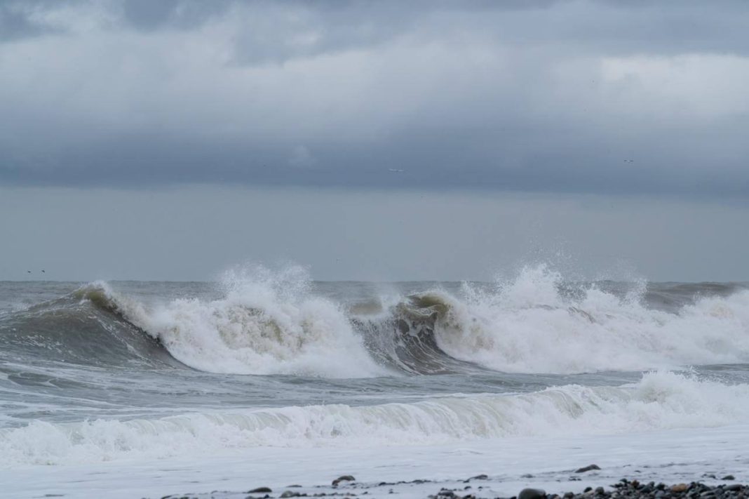 Администрация Сочи предупредила об ухудшении условий на море 22-23 января