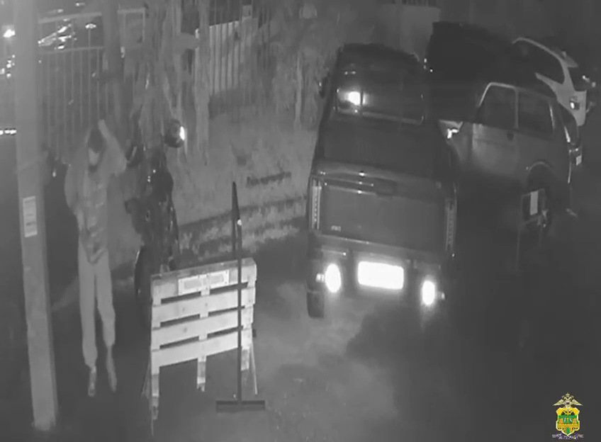 Опознал по куртке: камеры помогли найти вора мопеда в Сочи