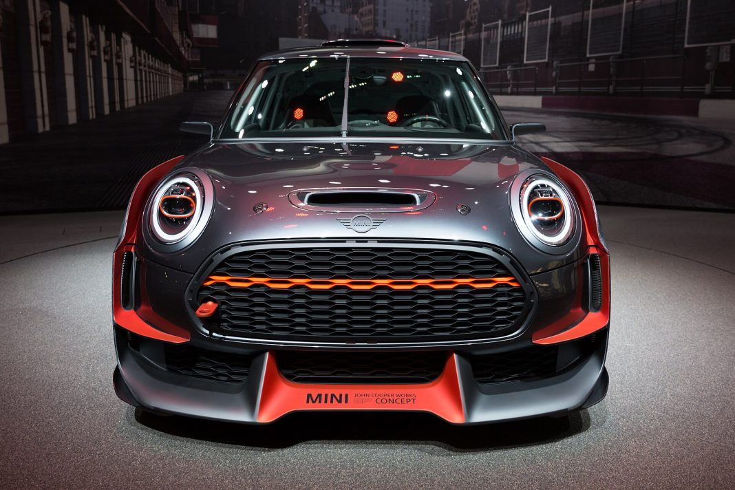 Бывшие полицейские Сочи осуждены на 9 лет за взятку автомобилем «Мини Купер»