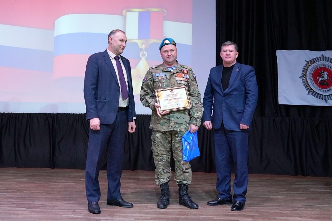 В Сочи вручили медали общественного признания «Отец солдата»