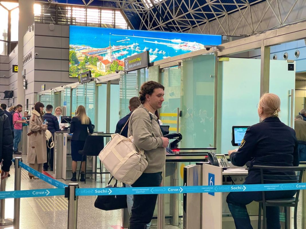 Аэропорт Сочи опубликовал список рейсов, которые успели прилететь и вылететь до повторного закрытия