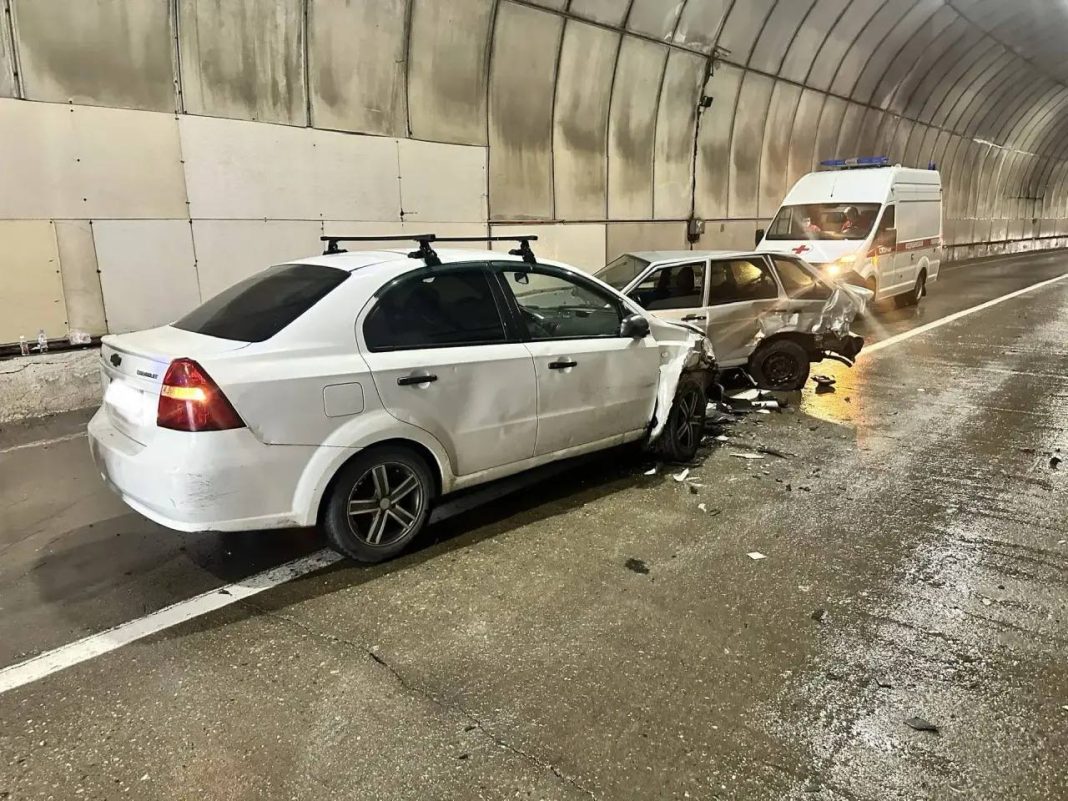 Удар о бетонное сооружение и вылет на встречную полосу: в Сочи пострадал ребенок в ДТП