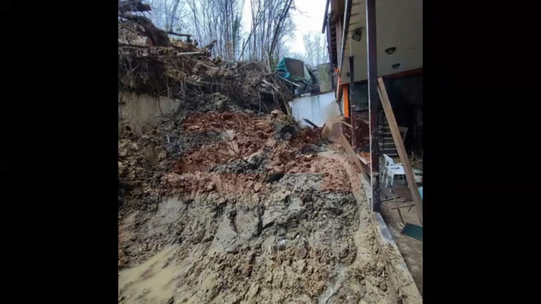 Власти Сочи прокомментировали ситуацию с «достигшим второго этажа» оползнем на Петрозаводской