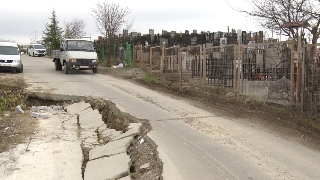 «В любой момент может сползти»: сочинцы опасаются ездить по размытому участку у Барановского кладбища