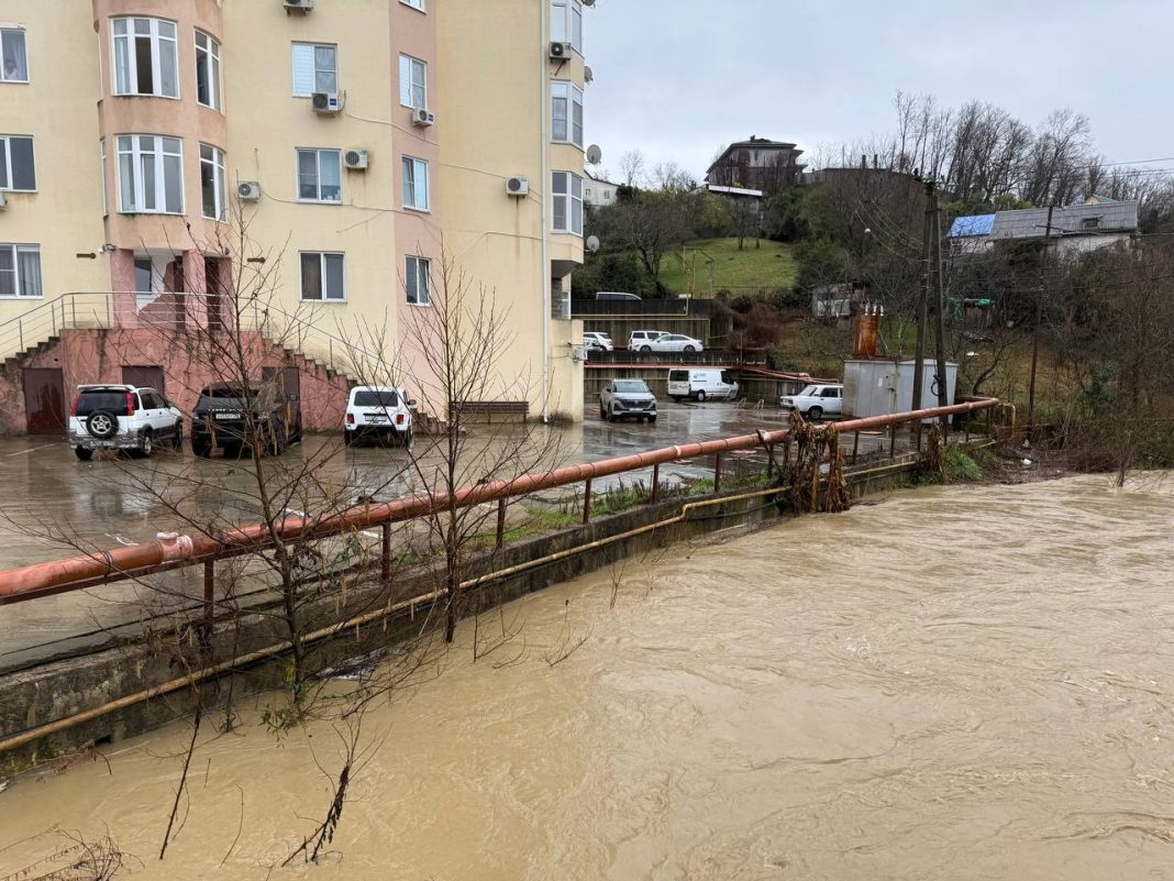 «Угрозы жителям нет»: мэр Сочи доложил обстановку после подъёма воды в Хероте