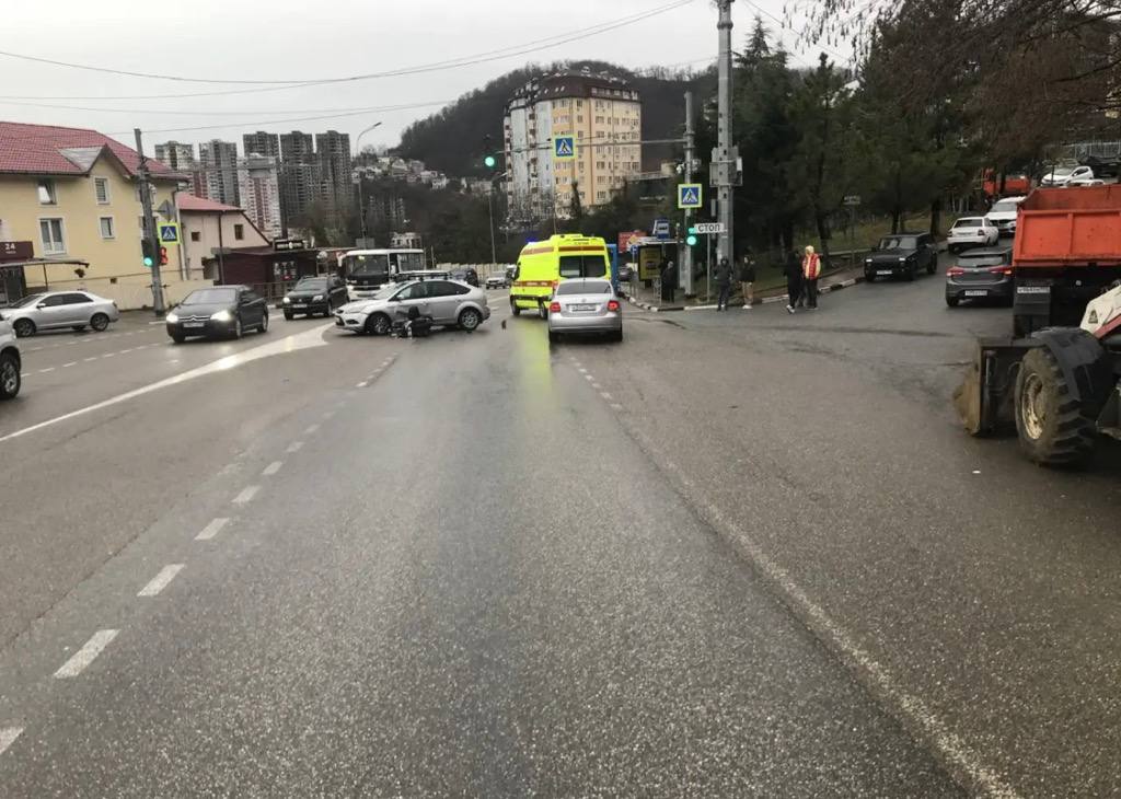 Не заметил знак — сбил мопедиста: в Сочи пострадал 20-летний парень