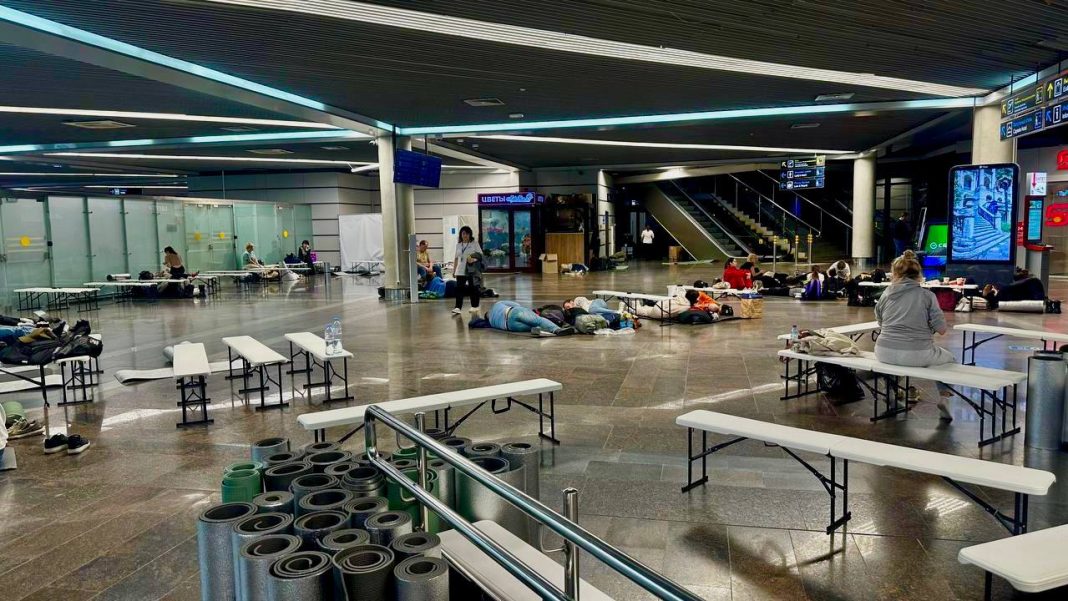 Вылеты 14 рейсов отложены в аэропорту Сочи, пять самолетов ушли в другие города