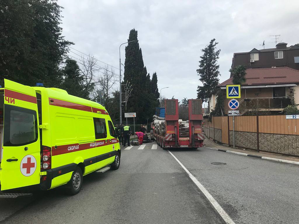 Грузовик сбил 13-летнюю девочку на пешеходном переходе в Сочи