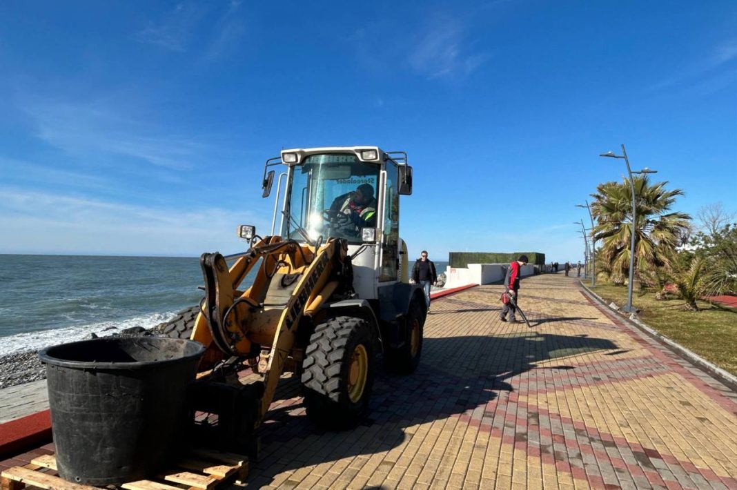 Сириус возвращается к норме: улицы и набережная очищены от последствий шторма